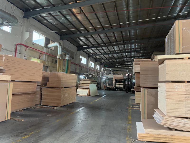 Dongguan Lingfeng Wood Industry Co., Ltd. productielijn van de fabrikant